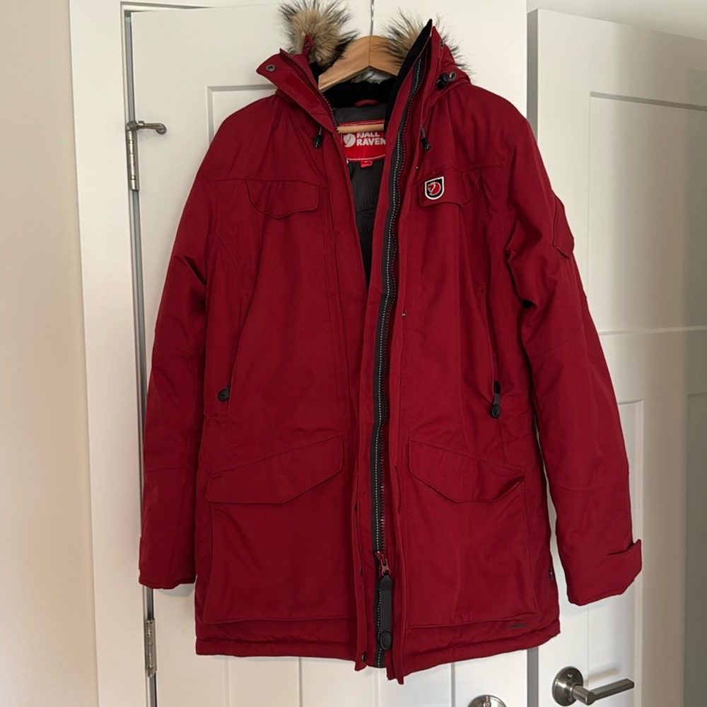 Fjällräven Women’s Nuuk Parka in Medium.